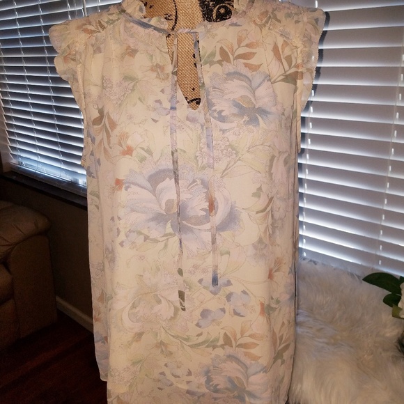 Rose & Olive Tops - Rose+Olive Floral shirt Size Large